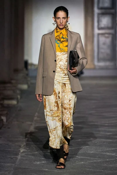 Look 11